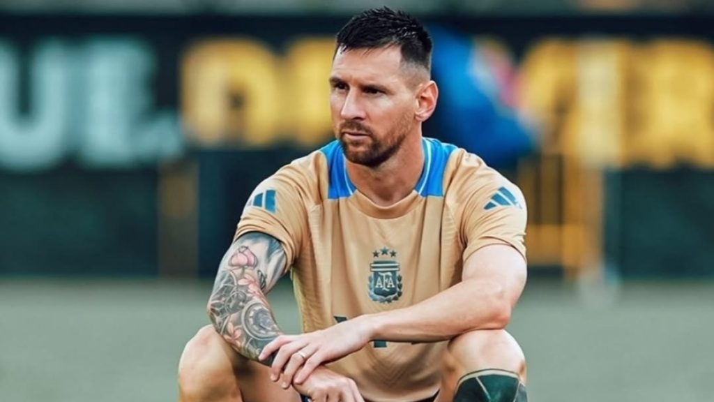 Lionel Messi com o uniforme da Seleção Argentina, representando a preocupação com sua convocação para a Copa do Mundo de 2026 após lesão.