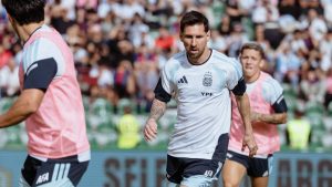 Lionel Messi sente dores na coxa esquerda e deixa o campo durante jogo do Inter Miami contra o Philadelphia Union.