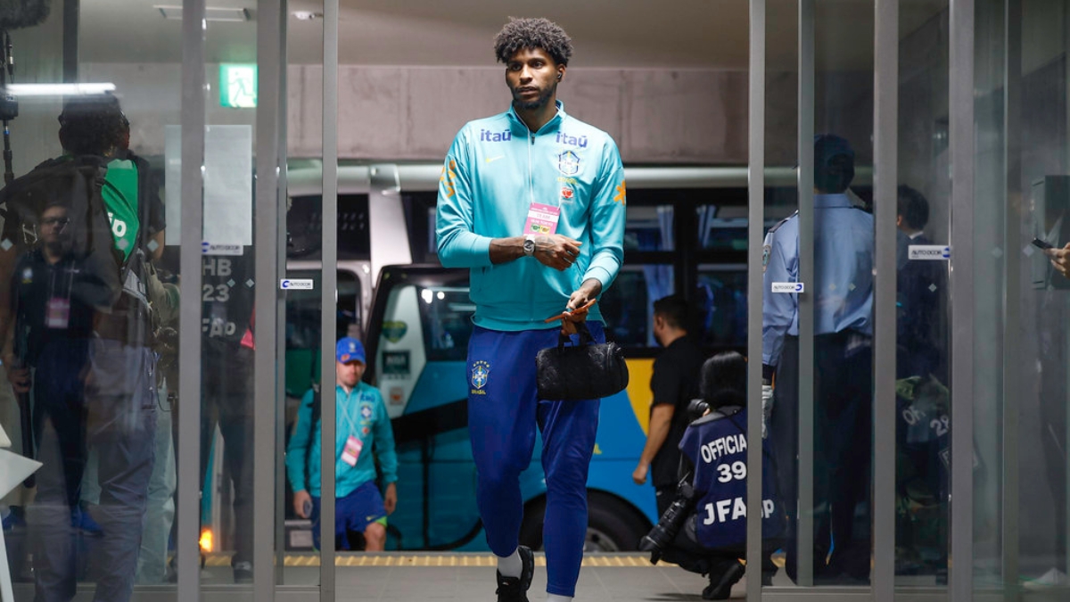 Goleiro Hugo Souza, do Corinthians, com expressão de foco e resiliência após o anúncio da convocação da Seleção Brasileira para a Copa do Mundo de 2026.