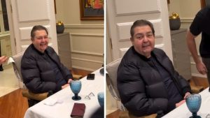 Faustão sentado à mesa durante a celebração intimista de aniversário de 18 anos do seu filho caçula, Rodrigo Silva.