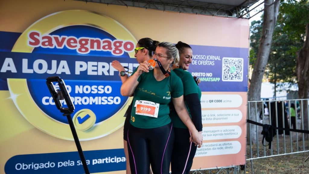 Ação de marketing do Savegnago Supermercados em parceria com o SBT na 9ª Maratona de Campinas, promovendo bem-estar e lazer.