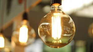 Pessoa segurando uma conta de luz impressa, representando a expectativa de descontos nas tarifas de energia aprovados pela Aneel para 2026.