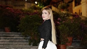 Deolane Bezerra, advogada e influenciadora digital, em destaque sobre sua prisão durante a Operação Vérnix em São Paulo.