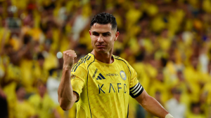 Cristiano Ronaldo com o uniforme do Al-Nassr em campo durante partida decisiva do Campeonato Saudita.