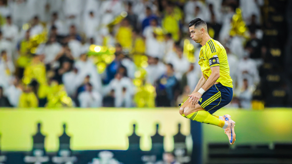 Cristiano Ronaldo, o CR7, em ação durante o confronto entre Al-Nassr e Damac pela última rodada do campeonato nacional.