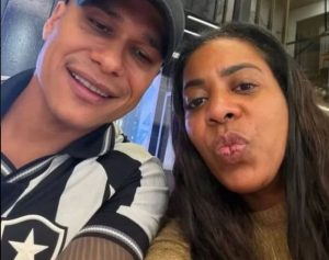 Fernanda Cristina, mãe de Vini Jr., e Thiago Gonçalves posando juntos em registro que alimentou rumores de affair nas redes sociais.