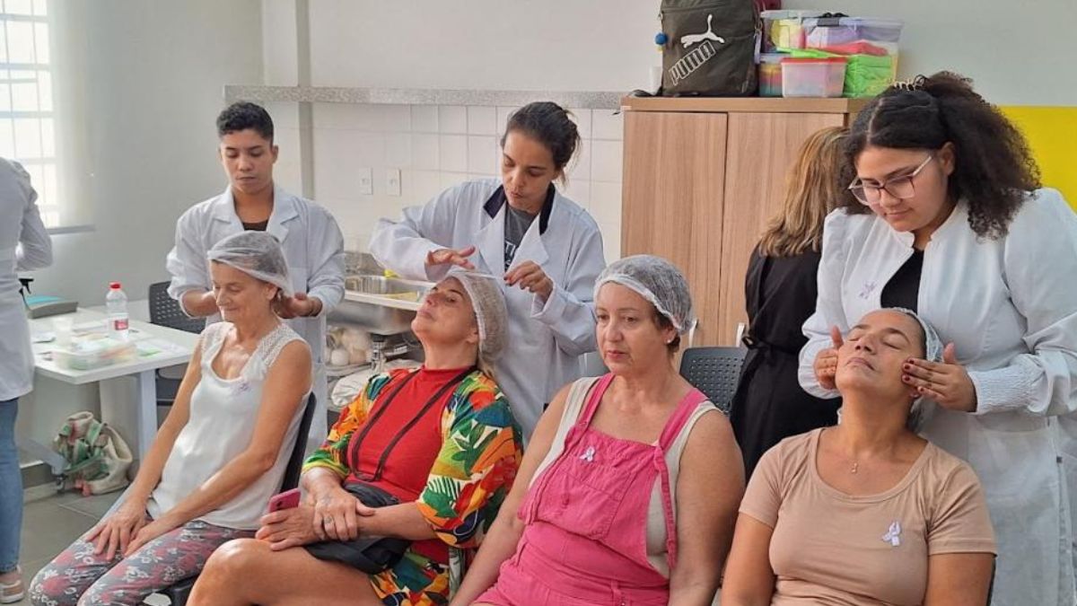 Fachada ou ambiente interno da Casa da Mulher de Santos preparado para receber o evento especial de autocuidado e beleza para mães.