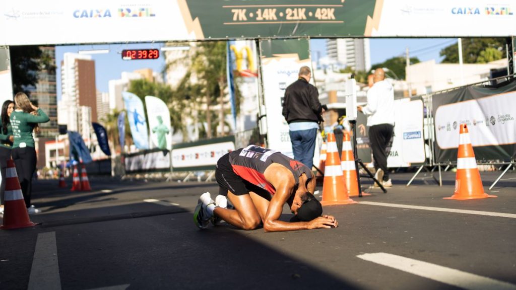 Logotipo ou material promocional do Café Canecão em destaque na 9ª Maratona de Campinas, simbolizando o apoio da marca ao esporte local.