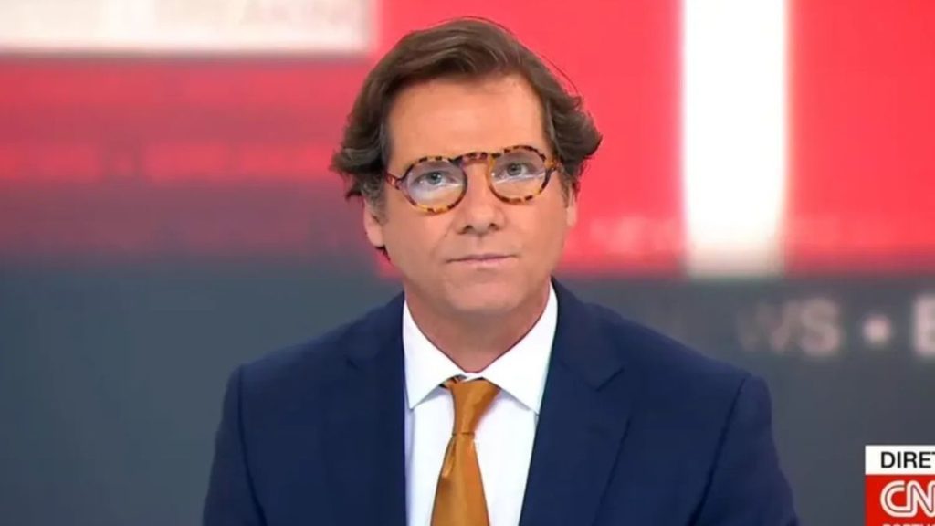 O jornalista Pedro Bello Moraes, profissional da televisão portuguesa que auxilia no processo de integração através da informação.