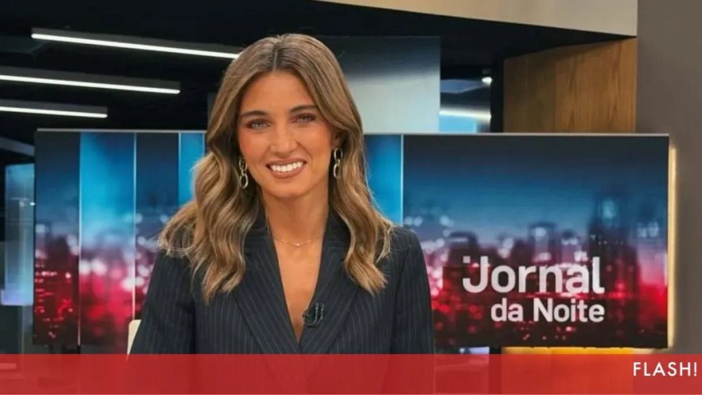 A jornalista Nelma Sousa Pinto, natural do Porto, durante transmissão em estúdio de televisão.