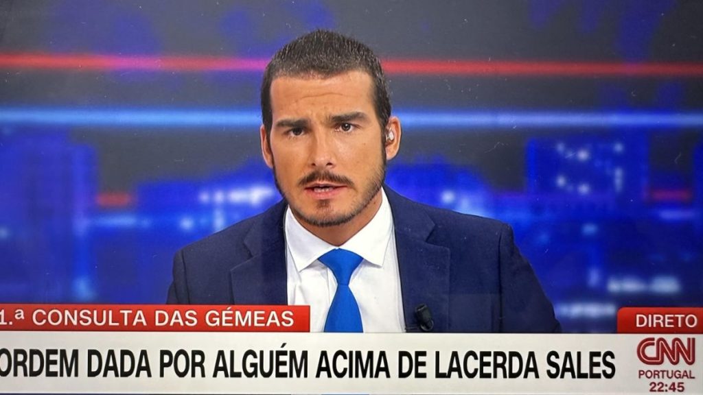 O jornalista português João Póvoa Marinheiro em estúdio, representando o profissionalismo dos noticiários locais.