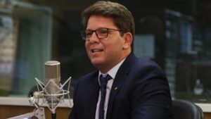 Deputado federal Mario Frias (PL-SP) em registro oficial; o parlamentar utilizou as redes sociais para responder ao ministro Flávio Dino sobre seu paradeiro em agenda internacional.
