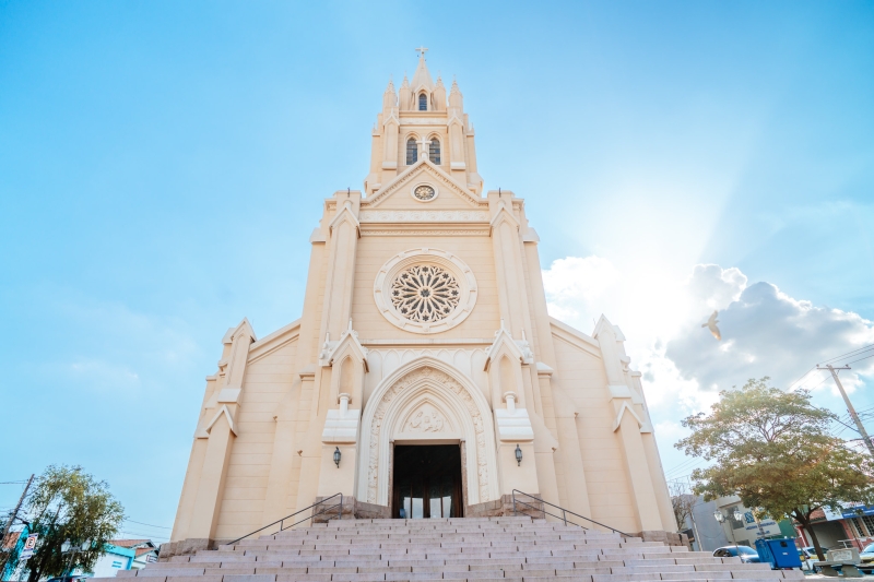 Fachada da Igreja Matriz de São Sebastião, importante ponto turístico e cultural no centro de Valinhos.