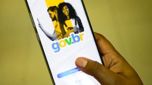 Smartphone exibindo o aplicativo Gov.br para ilustrar o novo processo de recuperação de acesso à conta de forma rápida.