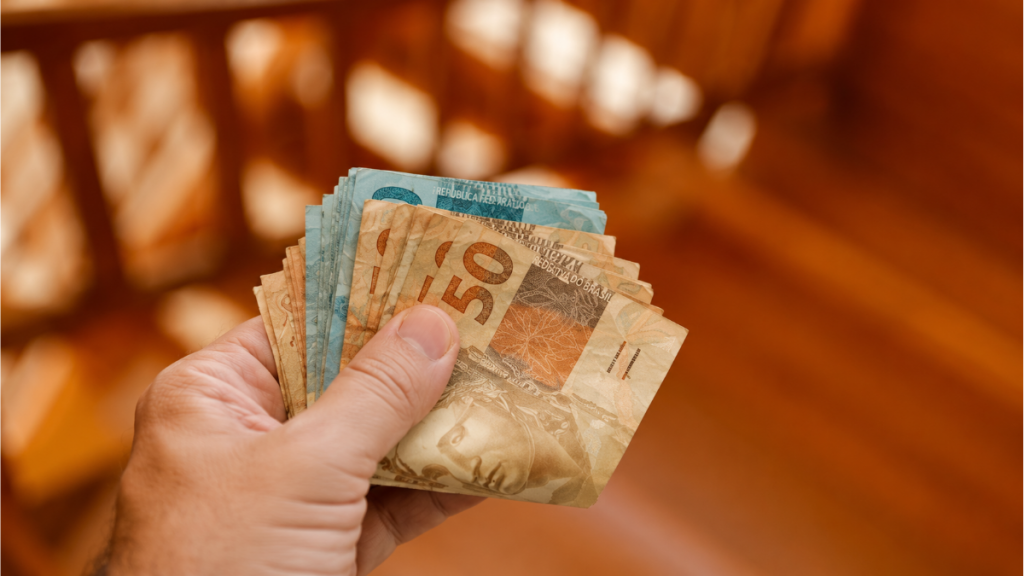 Cartão do FGTS e documentos sobre uma mesa, representando o planejamento para o prazo de 90 dias do programa Desenrola 2.0.