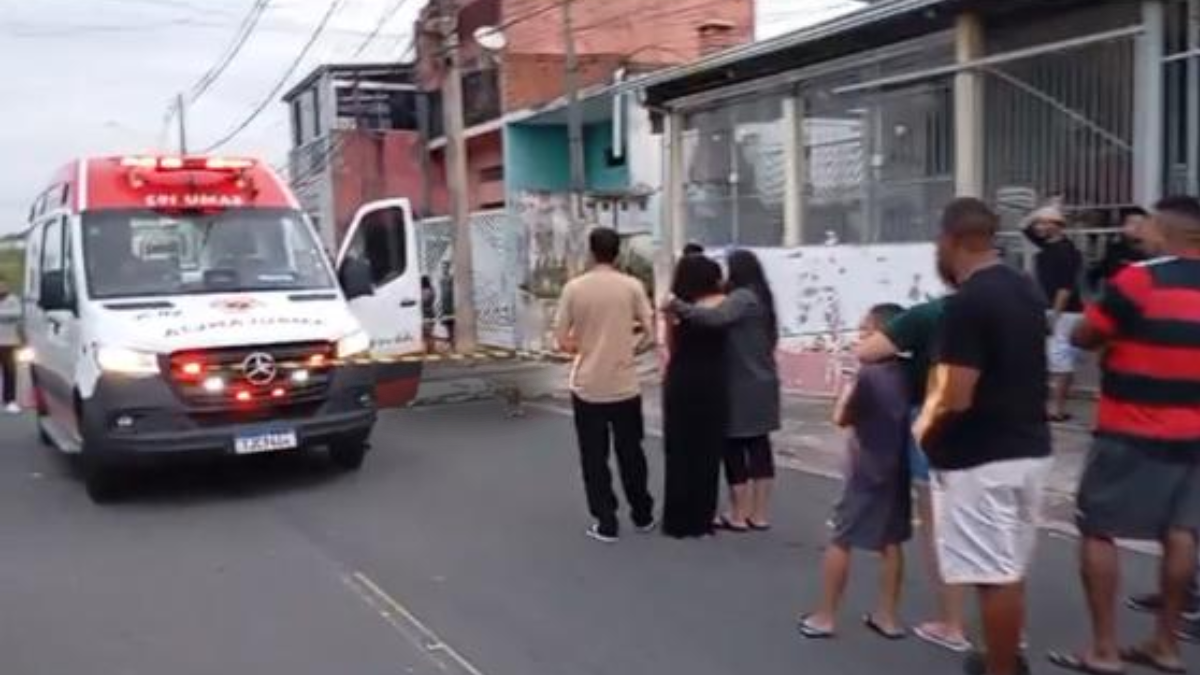 Motocicleta no local do acidente na Rua Canárias, em Campinas, onde um jovem foi atingido por uma linha com cerol.
