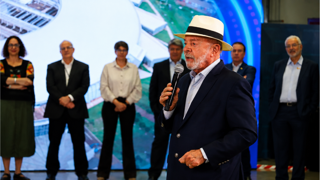 Presidente Lula durante visita às novas linhas de luz síncrotron do Projeto Órion.