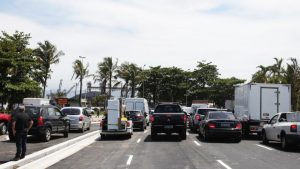 Fachada da Câmara Municipal de Santos, local onde tramita o projeto de lei para regulamentação e cadastro de guardadores de veículos, conhecidos como flanelinhas.