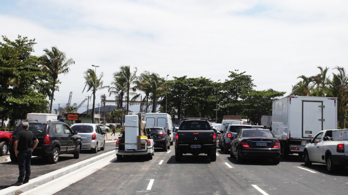 Fachada da Câmara Municipal de Santos, local onde tramita o projeto de lei para regulamentação e cadastro de guardadores de veículos, conhecidos como flanelinhas.
