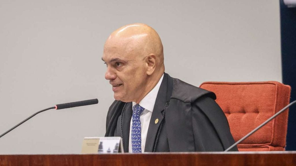 Ministro Alexandre de Moraes, do STF, em destaque no contexto da ação judicial movida pelas empresas Rumble e Trump Media nos Estados Unidos.