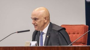 Ministro Alexandre de Moraes, do STF, em destaque no contexto da ação judicial movida pelas empresas Rumble e Trump Media nos Estados Unidos.