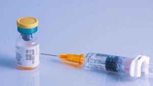 Representação visual do tratamento para doença de Parkinson avançada, destacando a aprovação do medicamento Vyalev pela Anvisa.
