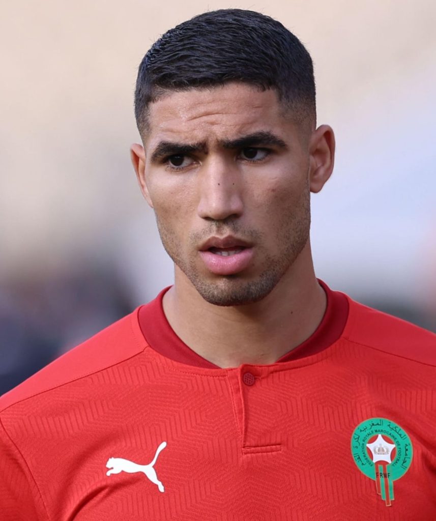 Detalhe de interação em rede social onde o jogador Achraf Hakimi curte publicações de Lorena Maria após encontro na capital francesa.