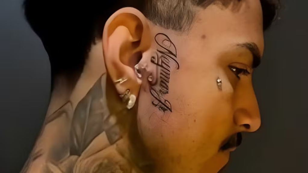 Detalhe da lateral do rosto de Allan Kennedy com o nome de Neymar tatuado após a convocação para a Copa do Mundo.