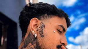 Barbeiro Allan Kennedy Santos Figueiredo exibe tatuagem com o nome do jogador Neymar escrita em seu rosto.