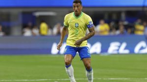O lateral Danilo com o uniforme da Seleção Brasileira, representando sua análise sobre a frustração na Copa de 2022 e a transição para o comando de Carlo Ancelotti.