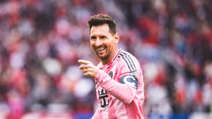 Lionel Messi vestindo o uniforme rosa do Inter Miami com expressão séria, ilustrando a notícia sobre sua lesão e fadiga muscular na coxa esquerda.