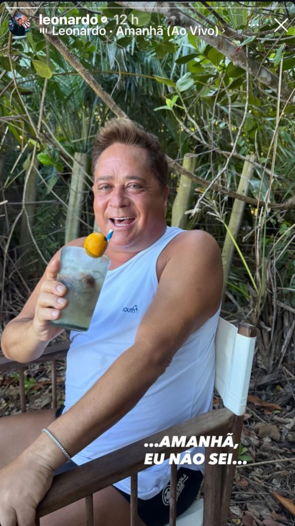 Captura de tela dos stories do Instagram do cantor Leonardo segurando um copo de bebida com a legenda 'amanhã, eu não sei', publicada durante o horário da festa de sua neta.