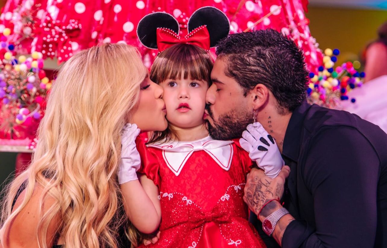 Zé Felipe e Virginia Fonseca chegando juntos à festa de aniversário de Maria Alice em Goiânia, cercados por fãs e imprensa na entrada do buffet.