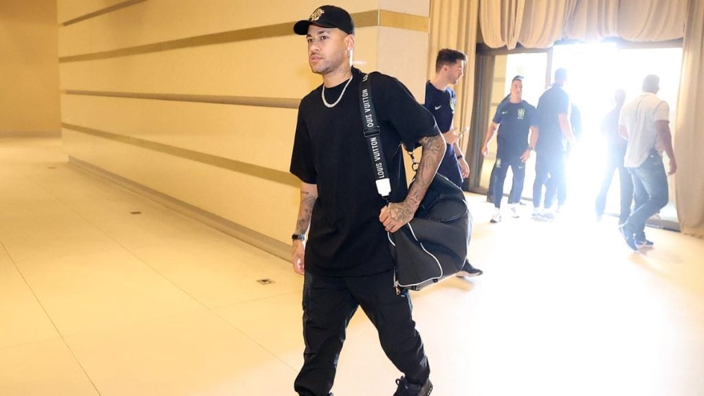 Neymar chegando para a apresentação da Seleção.