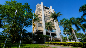 Fachada do prédio da Prefeitura de Piracicaba, centro administrativo onde ocorre o atendimento presencial para emissão do IPTU 2026.