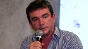 Andrés Sanchez, ex-presidente do Corinthians, em destaque no artigo sobre sua expulsão do quadro de sócios do clube após votação no Parque São Jorge.
