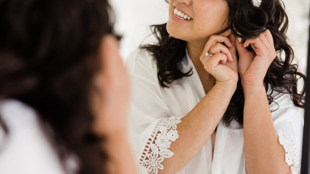 Mulher realizando procedimentos de estética facial regenerativa para realçar a luminosidade e firmeza da pele antes da cerimônia de casamento.