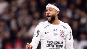Atacante Memphis Depay com o uniforme do Corinthians, representando o processo de renovação contratual do jogador holandês com o clube alvinegro para a temporada 2026.