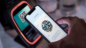 Smartphone exibindo a interface de pagamento via Pix com um QR Code, simbolizando a alta movimentação financeira e a popularidade do sistema de pagamentos instantâneos no Brasil.
