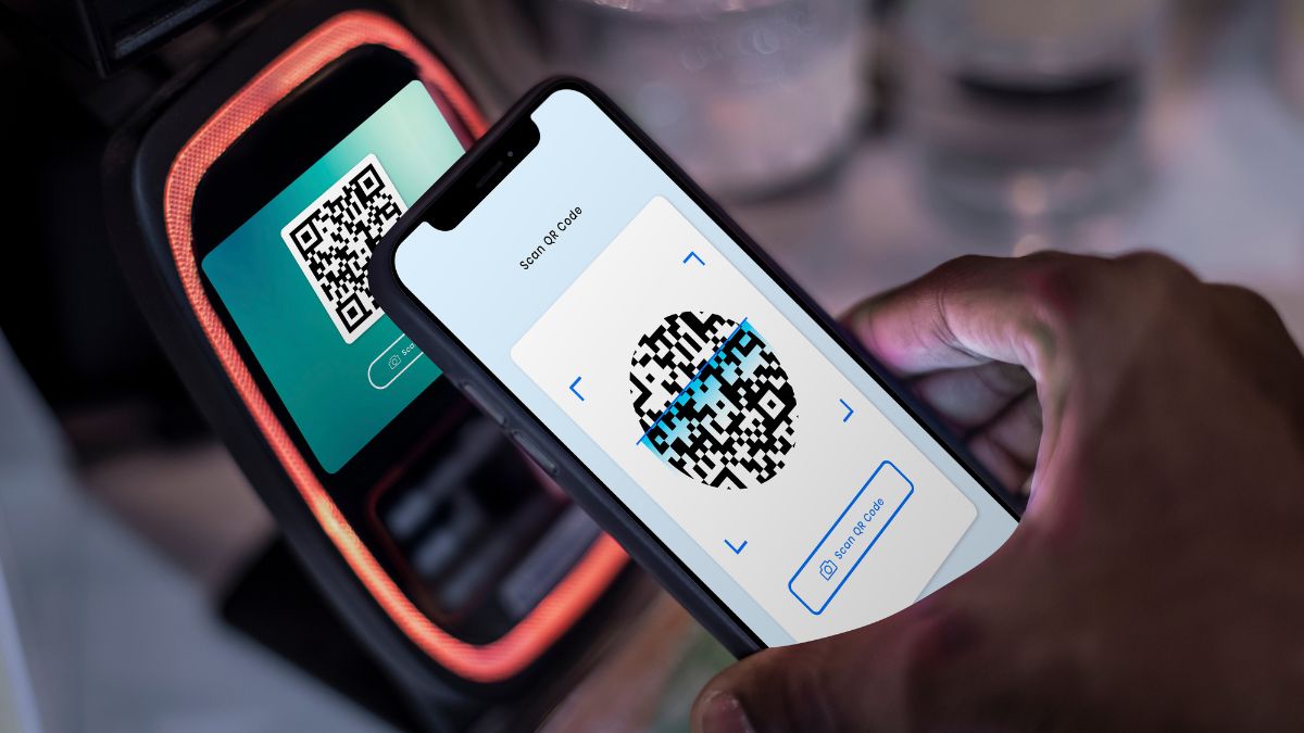Smartphone exibindo a interface de pagamento via Pix com um QR Code, simbolizando a alta movimentação financeira e a popularidade do sistema de pagamentos instantâneos no Brasil.