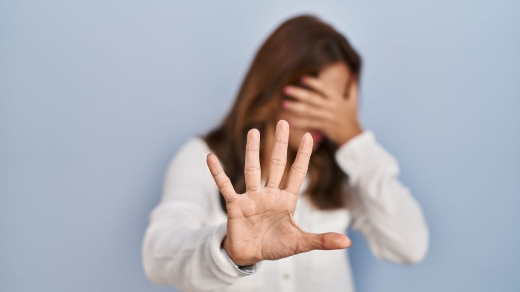 Menina em expressão de vulnerabilidade ou silêncio, ilustrando o dado estatístico de que 64 meninas sofrem violência sexual por dia no Brasil.
