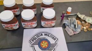 Potes de creme de avelã Nutella recuperados pela Polícia Militar após furto em pizzaria no Canal 4, em Santos.