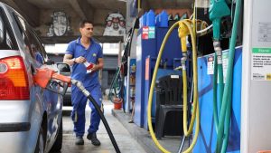Bomba de abastecimento em um posto de gasolina, representando o cenário de preços de combustíveis afetado pelo novo subsídio federal.