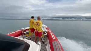 Embarcação da Defesa Civil e do GBMar realizando buscas em alto-mar em Ilhabela durante operação de resgate e localização de corpo.