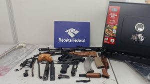 Peças de fuzis apreendidas pela Receita Federal no Aeroporto de Viracopos dispostas para fiscalização após serem encontradas em carga de churrasqueira.