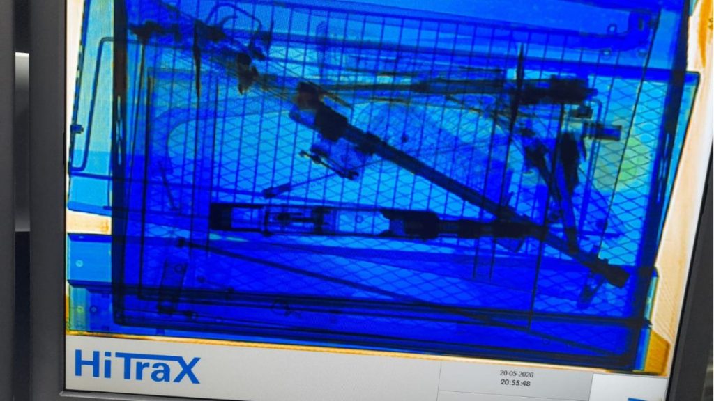 Componentes de armamento pesado interceptados pela Receita Federal em Viracopos durante operação de fiscalização de encomendas internacionais por raio-x.