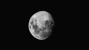 Lua cheia brilhante no céu noturno, representando o fenômeno astronômico da Lua Azul e Microlua de maio.
