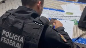 Viatura da Polícia Federal estacionada durante a Operação Insider, que investiga fraudes bancárias e desvios de recursos na Caixa Econômica Federal.
