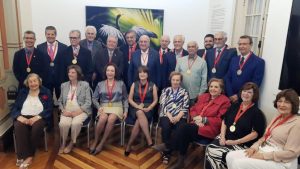 Fachada ou representação visual da Academia Santista de Letras em celebração ao seu jubileu de platina de 70 anos de fundação em Santos.