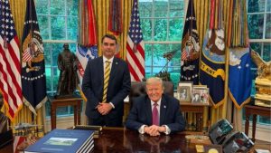 Flávio Bolsonaro realiza reunião com Donald Trump